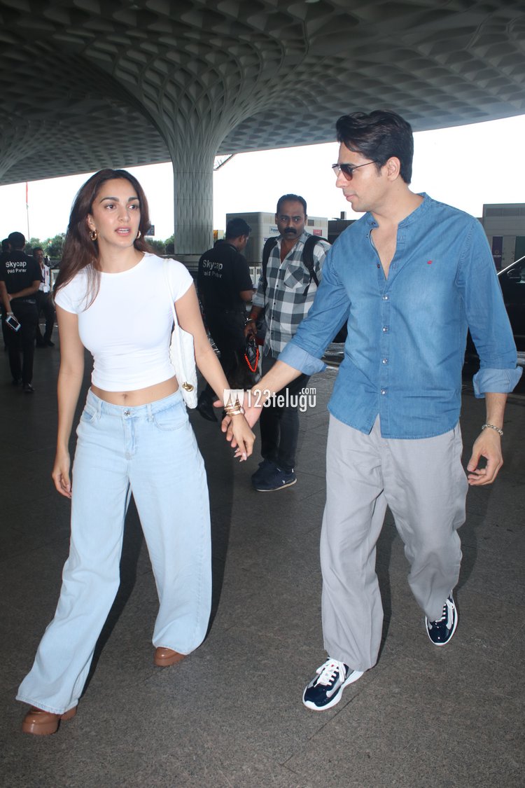 Kiara Advani and Sidharth Malhotra gets clicked at the airport