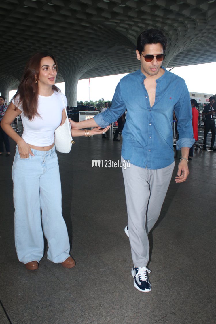 Kiara Advani and Sidharth Malhotra gets clicked at the airport