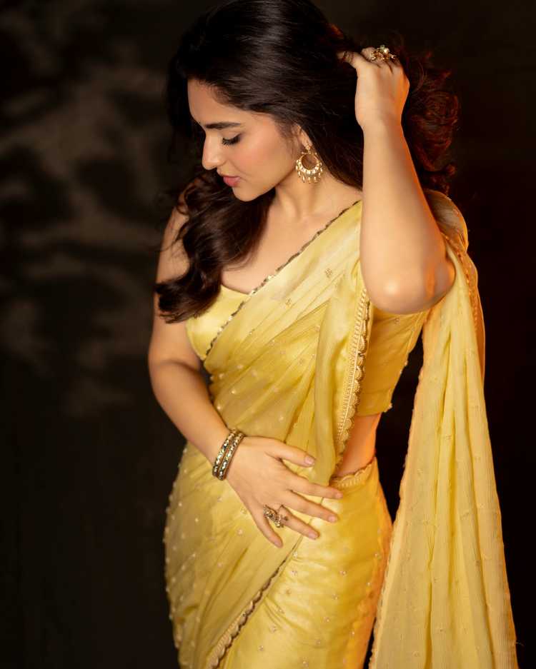 Stunning Kayadu Lohar
