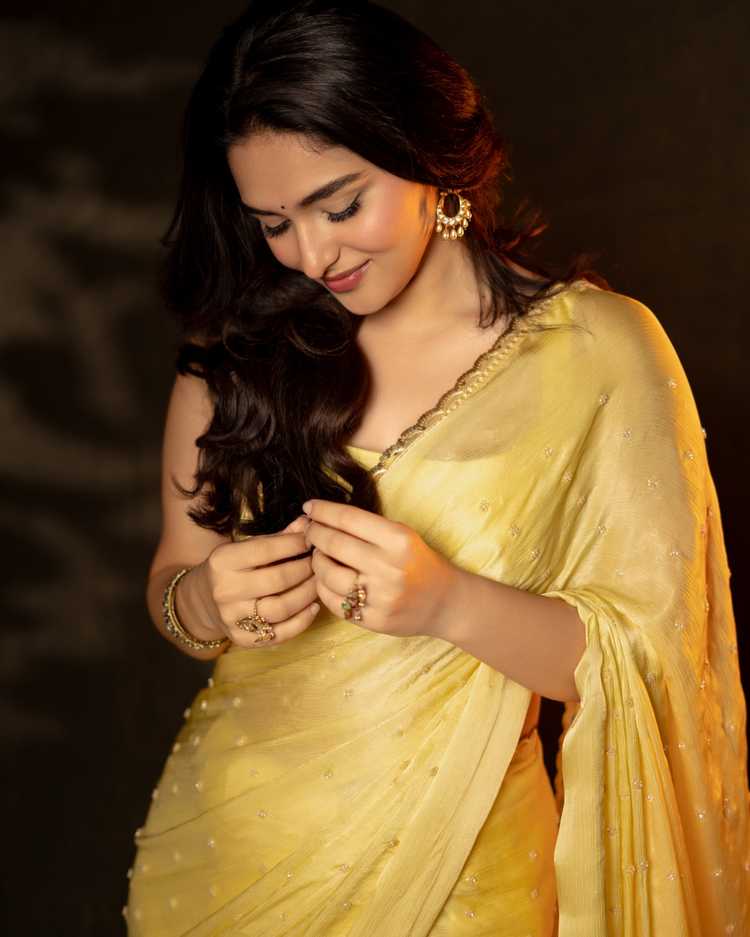 Stunning Kayadu Lohar
