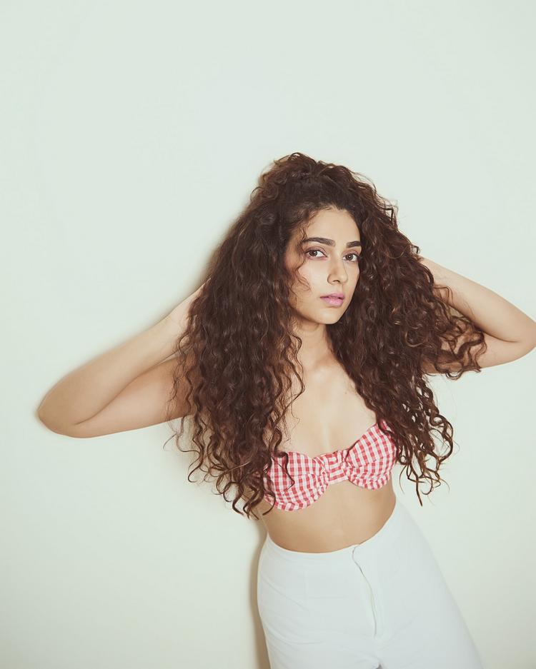 Sizzling Aakanksha Singh