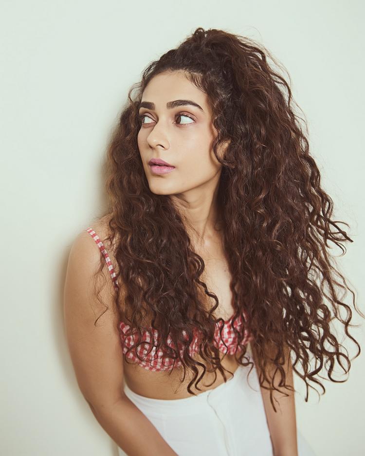 Sizzling Aakanksha Singh