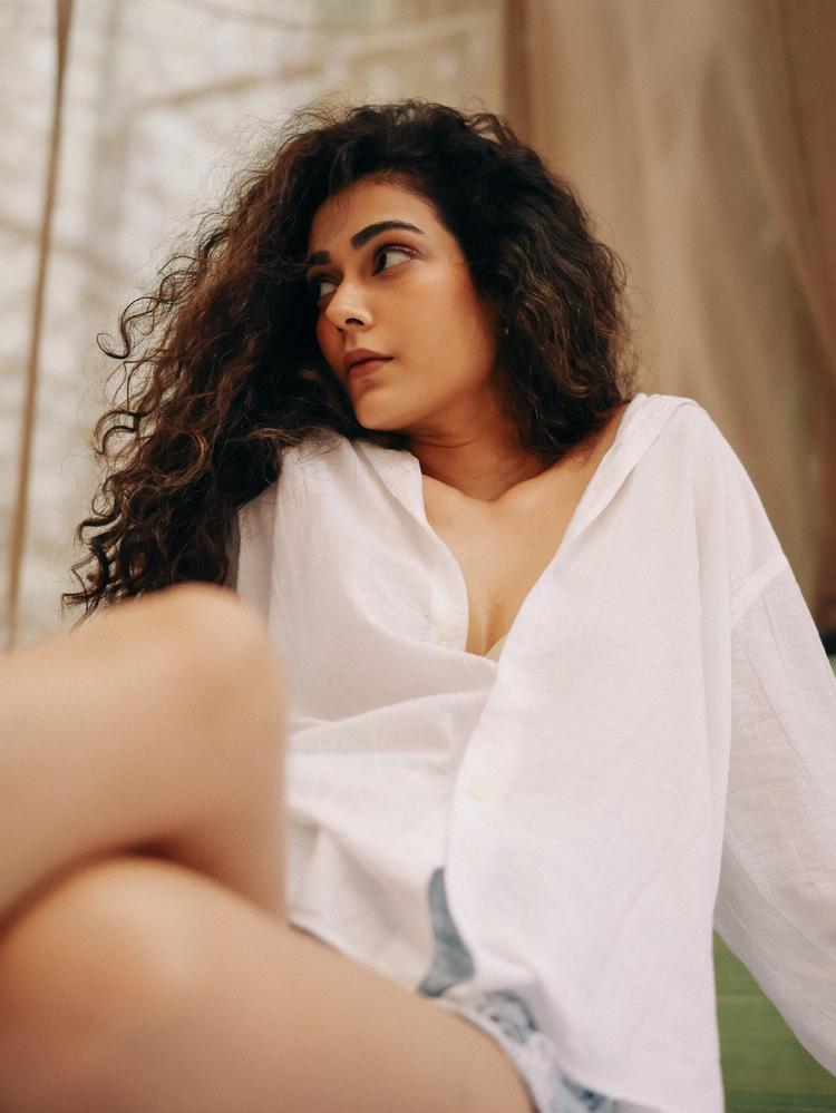 Sizzling Aakanksha Singh