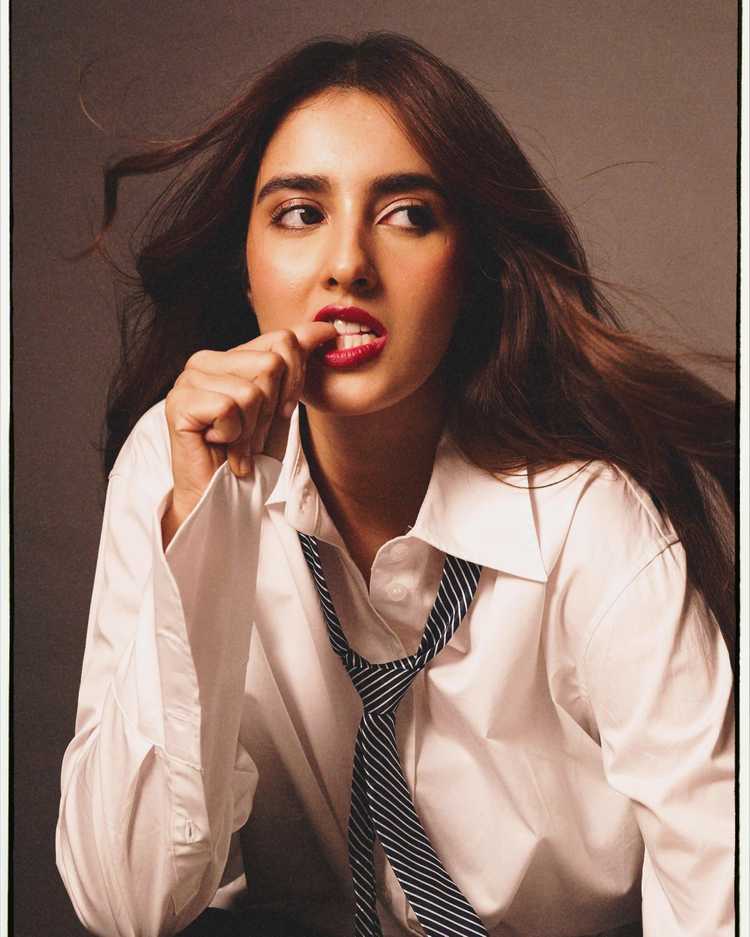 Dazzling Simrat Kaur