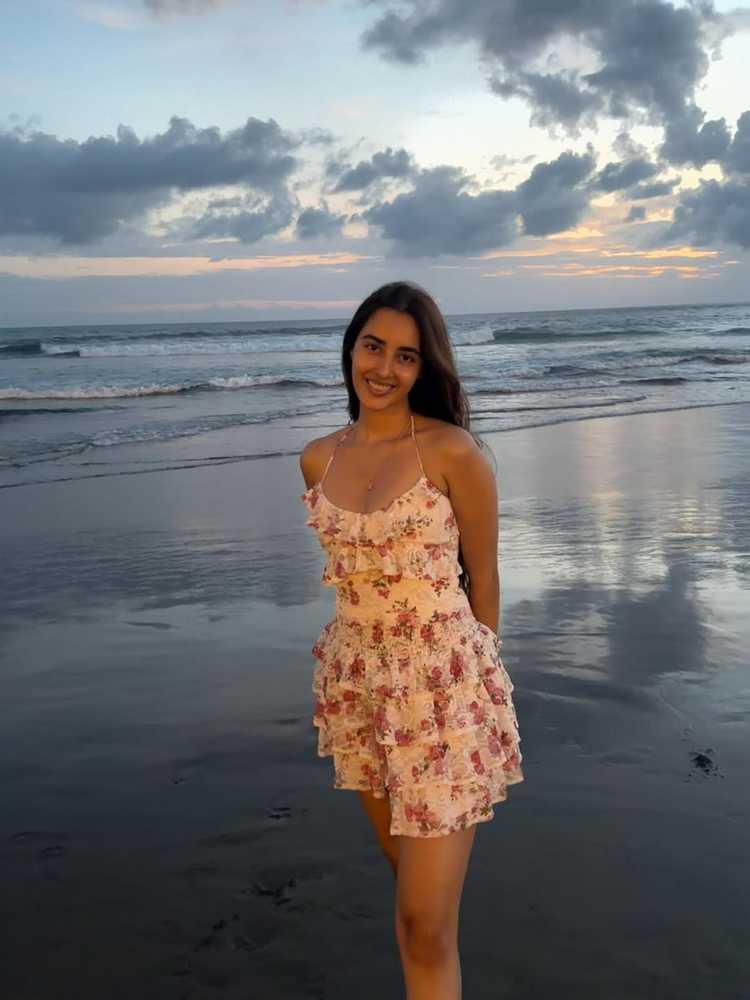 Dazzling Simrat Kaur